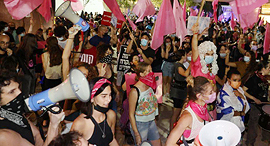 הפגנה מחאה מפגינים כיכר הבימה תל אביב נגד בנימין נתניהו צעירים 2