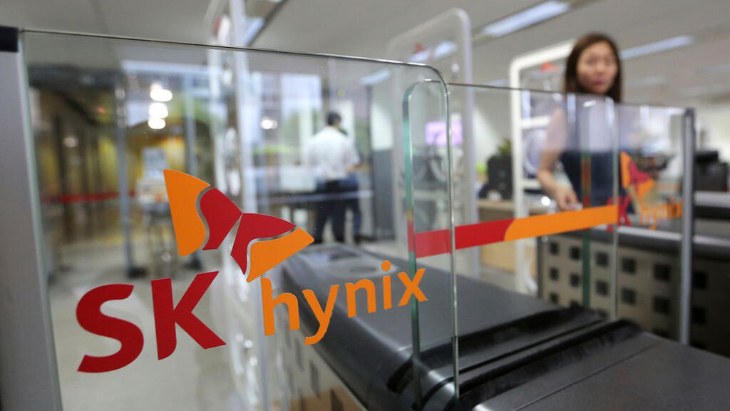 SK Hynix. הגיעה לשווי של טריליון דולר (צילום: AHN YOUNG-JOON/ASSOCIATED PRESS) SK Hynix שבבים