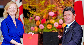 שרת המסחר הבריטית אליזבת טראפ ושר החוץ היפני טושימיצו מוטגי