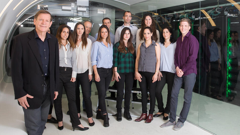 משה ינאי מייסד חברת אינפינידט infinidat עם עובדי ה חברה