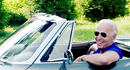 ג'ו ביידן נוהג שברולט קורבט 1967