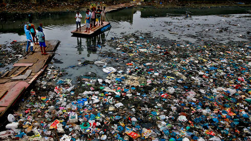 תעלה מוצפת פסולת פלסטיק במומבאי הודו, צילום: גטי אימג