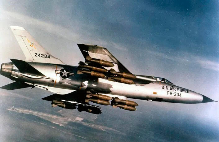 מטוס F105 בדרך למטרה, עם מטען פצצות כבד (מקור: USAF) הקברניט מלחמת וייטנאם רעם מתגלגל תקיפה הפצצה