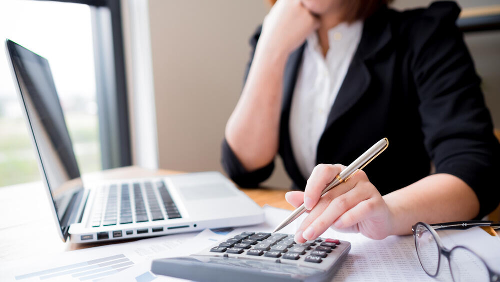 צילום: שאטרסטוק נשים אישה חיסכון פנסיה מחשבון מחשב אשת עסקים 2