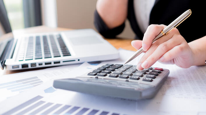 נשים אישה חיסכון פנסיה מחשבון מחשב אשת עסקים 2