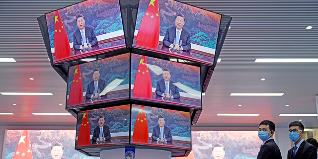 נשיא סין שי ג'ינפינג על גבי מסכים