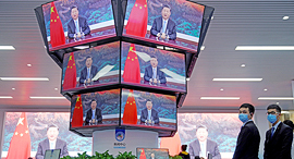 נשיא סין שי ג'ינפינג על גבי מסכים