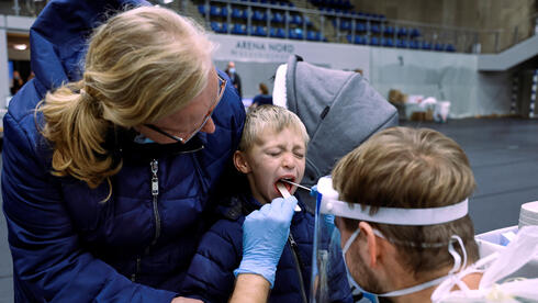 בדיקת קורונה בדנמרק, צילום: רויטרס