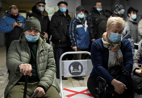 חולי קורונה ממתינים במרפאה ברוסיה, צילום: רויטרס