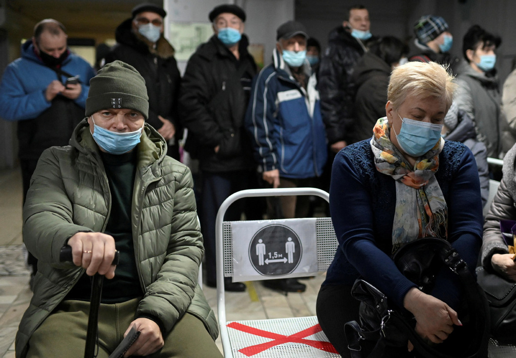 קורונה רוסיה אומסק חולים ממתינים במרפאה