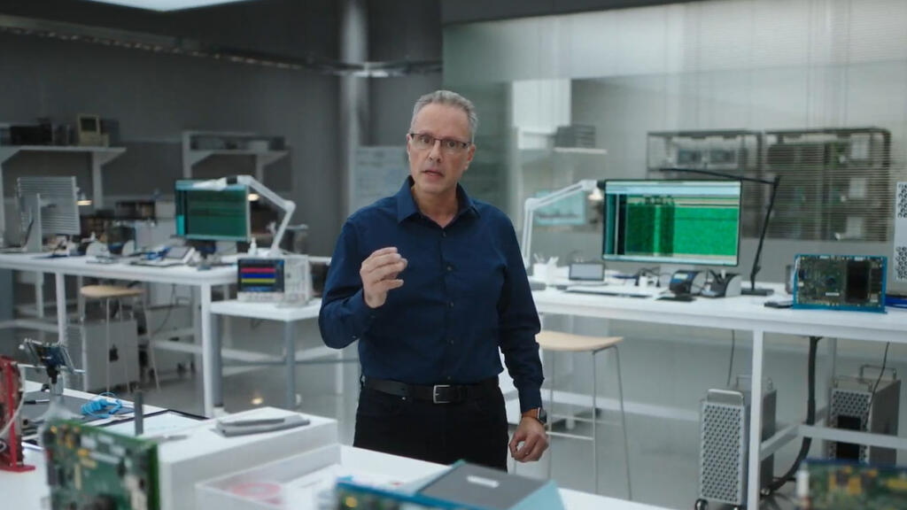 ג'וני סרוג'י (צילום מסך: Apple) ג'וני סרוג'י נציג ישראלי באירוע אפל