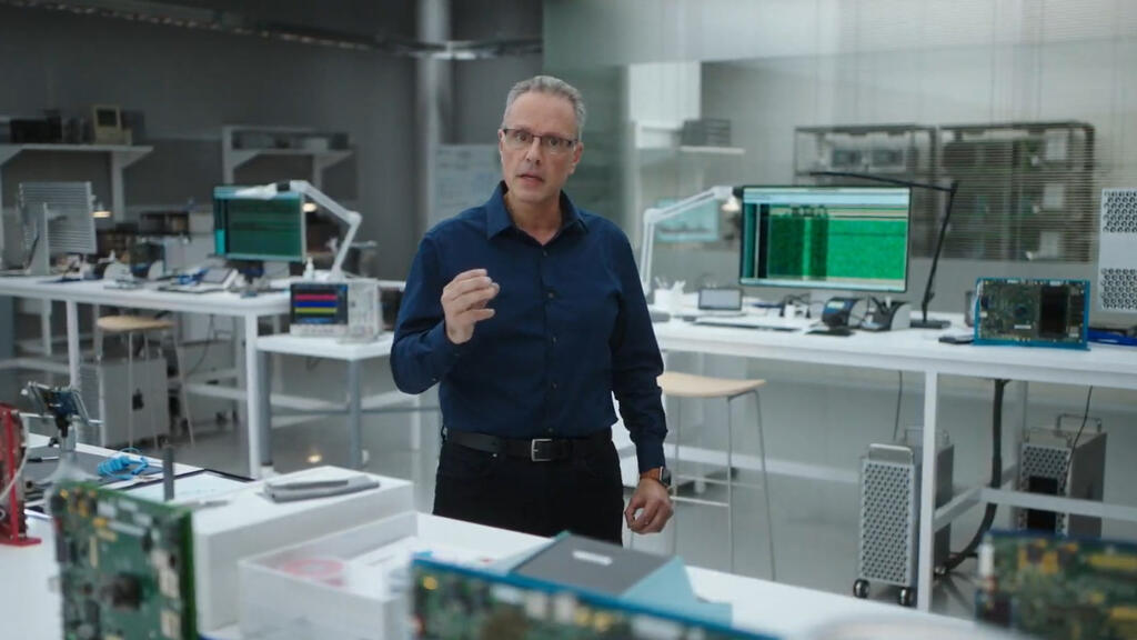 ג'וני סרוג'י (צילום מסך: Apple) ג'וני סרוג'י נציג ישראלי באירוע אפל