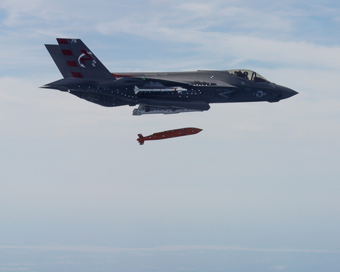 צריך מקום לפצצות. מטוס F35 משחרר טיל שיוט בניסוי ירי, צילום: USN