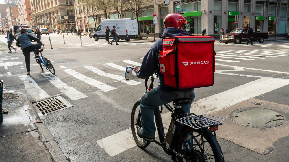 שליח של חברת המשלוחים Doordash (צילום: שאטרסטוק) חברת משלוחים דור-דאש Doordash הנפקה וול סטריט