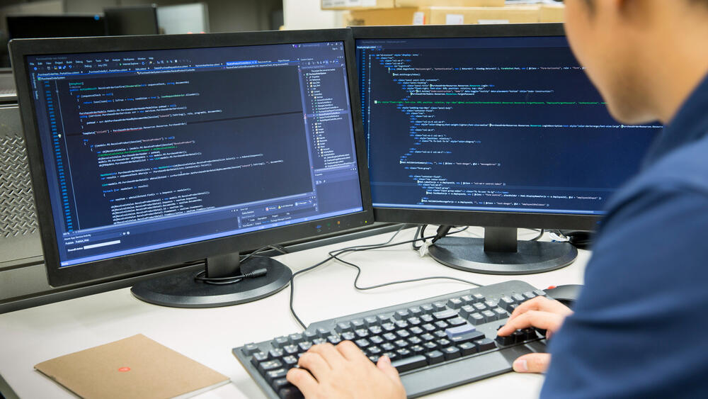 מתכנת תכנות קוד מהנדס תוכנה מחשב מחשוב