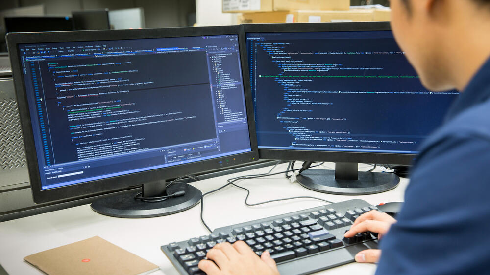 מתכנת תכנות קוד מהנדס תוכנה מחשב מחשוב