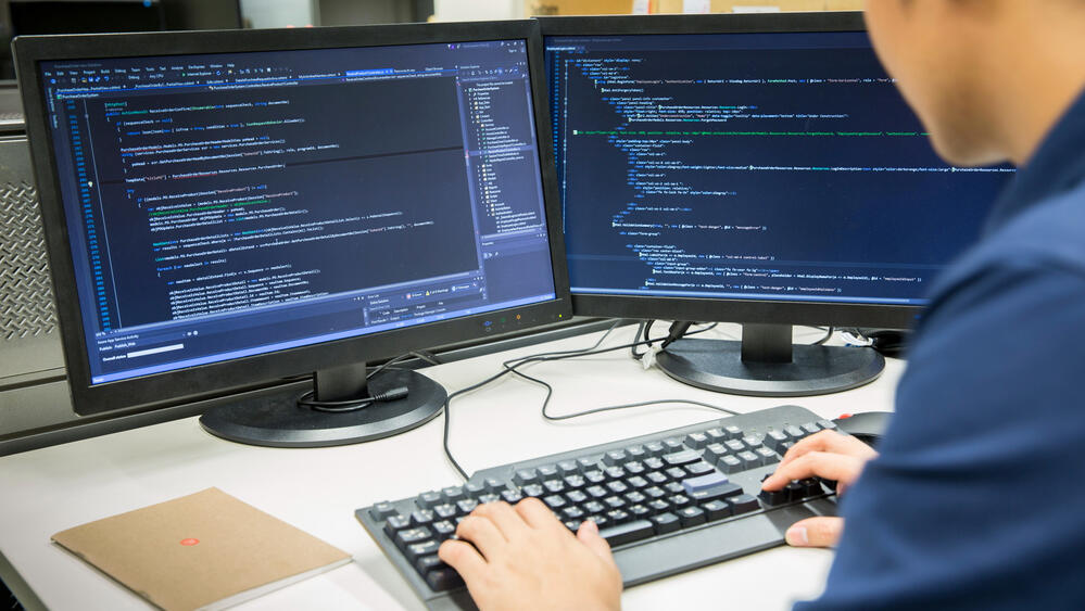 מהנדס תוכנה. השכר הממוצע בהייטק עלה בספטמבר ב-3.4% (צילום: שאטרסטוק) מתכנת תכנות קוד מהנדס תוכנה מחשב מחשוב