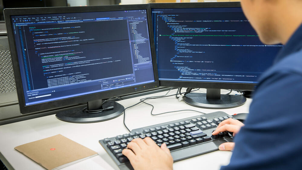 מתכנת תכנות קוד מהנדס תוכנה מחשב מחשוב