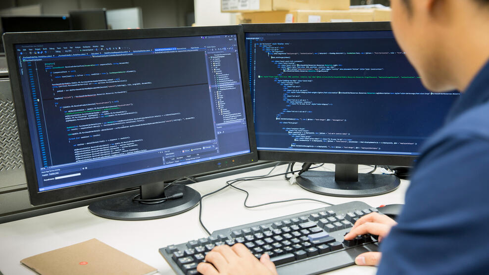 מתכנת תכנות קוד מהנדס תוכנה מחשב מחשוב