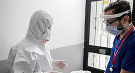 טורקיה עובדים ב בית חולים ב איסטנבול מתכוננים לביצוע בדיקת קורונה