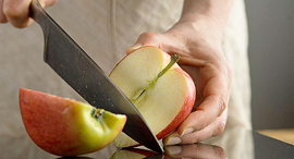 הפרדת חשבונות תפוח חצוי סכין