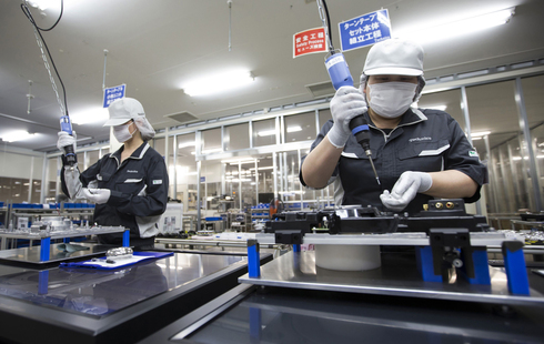 מפעל ייצור של פנסוניק ביפן. תנודות במניית טסלה, צילום: בלומברג