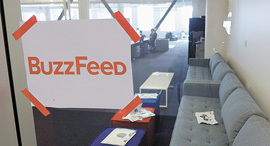 מוסף שבועי 10.9.15 דלת משרדי באזפיד Buzzfeed החדשים ב סן פרנסיסקו ארה"ב