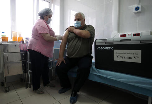 מתן חיסון ספוטניק נגד קורונה במוסקבה, צילום: אם סי טי