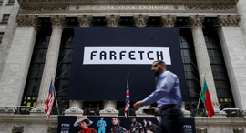 פנאי כרזה של Farfetch על בניין הבורסה בניו יורק לקראת הנפקתו ב־2018
