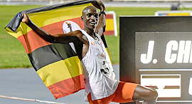 ג'ושוע צ'פטגאיי חוגג את שיא העולם שלו בריצת 10 ק"מ פנאי