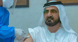 שייח' מוחמד בן ראשיד אל-מכתום אלמכתום, ראש ממשלת איחוד האמירויות מקבל חיסון נגד קורונה של ענקית הת