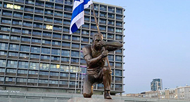 פסל גיבור ישראל של האמן איתי זליאט מוצב בכיכר רבין בתל אביב 1