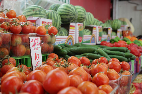 דוכן ירקות ופירות בשוק הכרמל, צילום: אוראל כהן