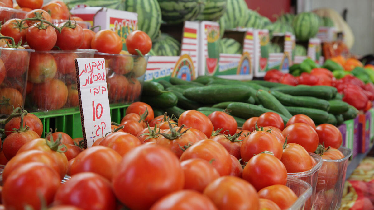 דוכן ירקות ו פירות בשוק הכרמל עגבניות מלפפונים