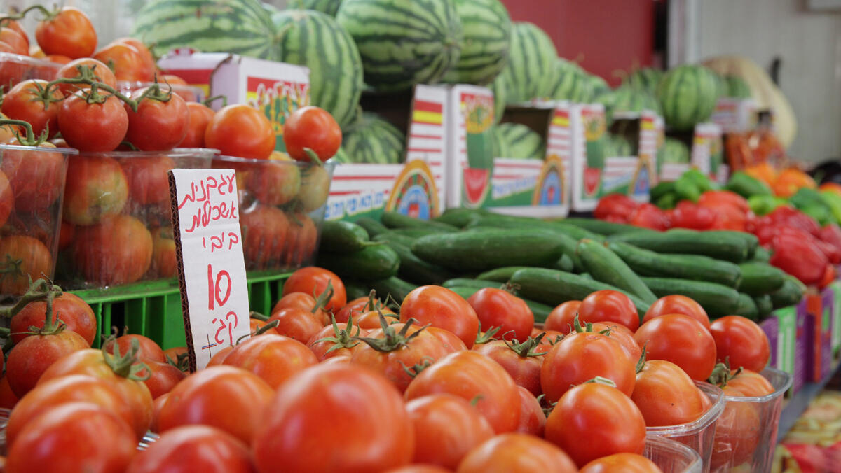 דוכן ירקות ו פירות בשוק הכרמל עגבניות מלפפונים