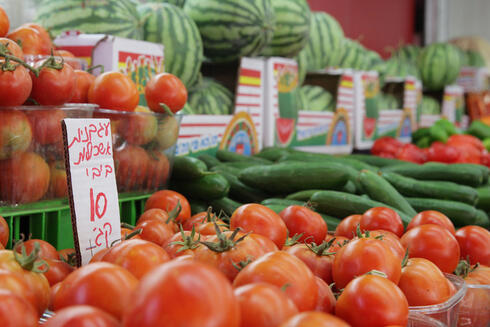 דוכן ירקות ופירות בשוק הכרמל, צילום: אוראל כהן