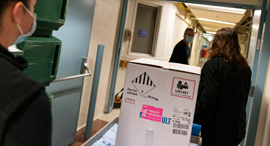 חיסוני פייזר ראשונים מגיעים לבית חולים ב רוד איילנד ארה"ב קורונה 