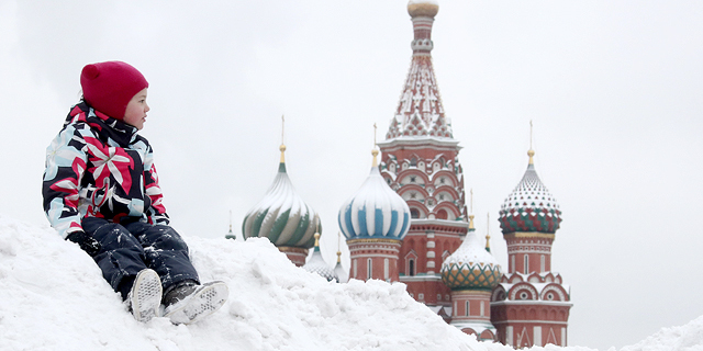 מוסקבה רוסיה הכיכר האדומה שלג חורף דצמבר 2020