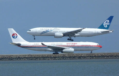 צורה דומה - וזנב יחיד. איירבוס A330 ובואינג 777, צילום: Bill Larkins 