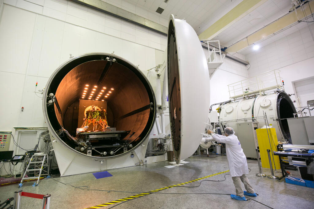 בראשית 1 במעבדה