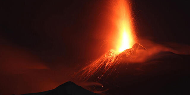 פוטו התפרצות הרי געש 2020 הר אתנה איטליה לבה