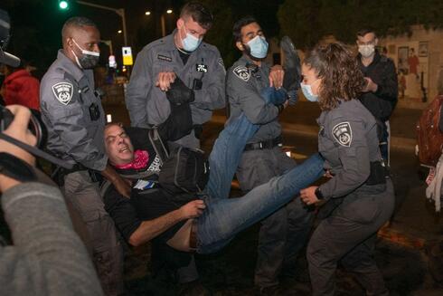 המשטרה עוצרת מפגין נגד נתניהו, צילום: שלו שלום
