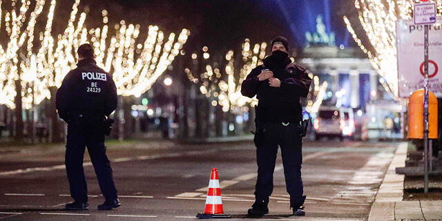 קורונה ברלין גרמניה שוטרים אוכפים את הסגר ערב  השנה החדשה 2021