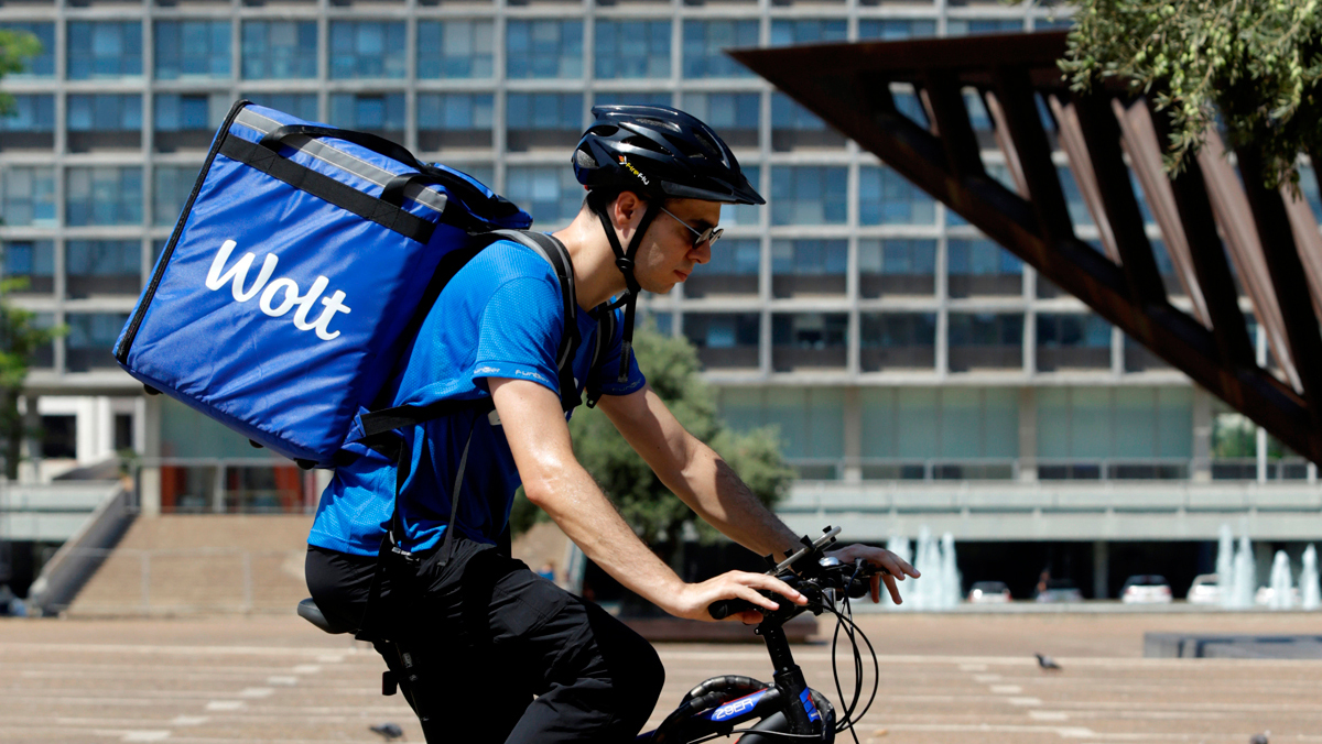 שליח של וולט wolt רוכב על אופניים ב כיכר רבין תל אביב