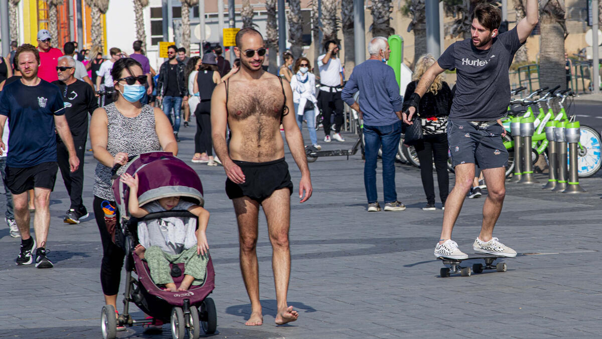 אנשים ב חוף ה ים ב תל אביב טיילת ב בזמן ה סגר קורונה