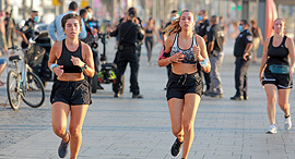 נשים רצות בטיילת תל אביב פנאי