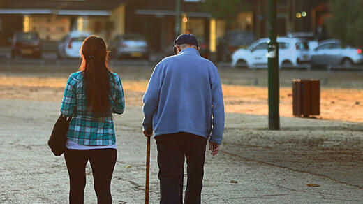 עובדים סיעודיים זרים עם קשישים מטפלת קשיש