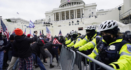 מפגינים עימותים מחוץ ל קונגרס וושינגטון