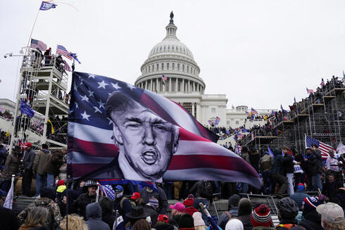 תומכי טראמפ ליד גבעת הקפיטול, במהלך המהומות בינואר, צילום: אי פי איי