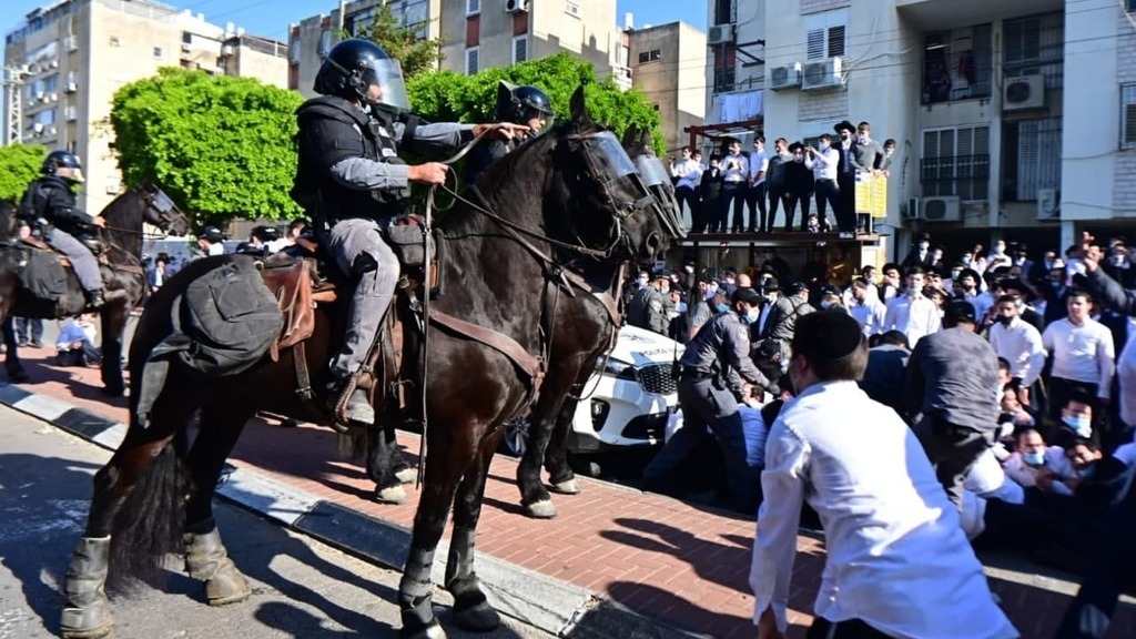 עימות בין שוטרים ל מפגינים חרדים ב אשדוד 